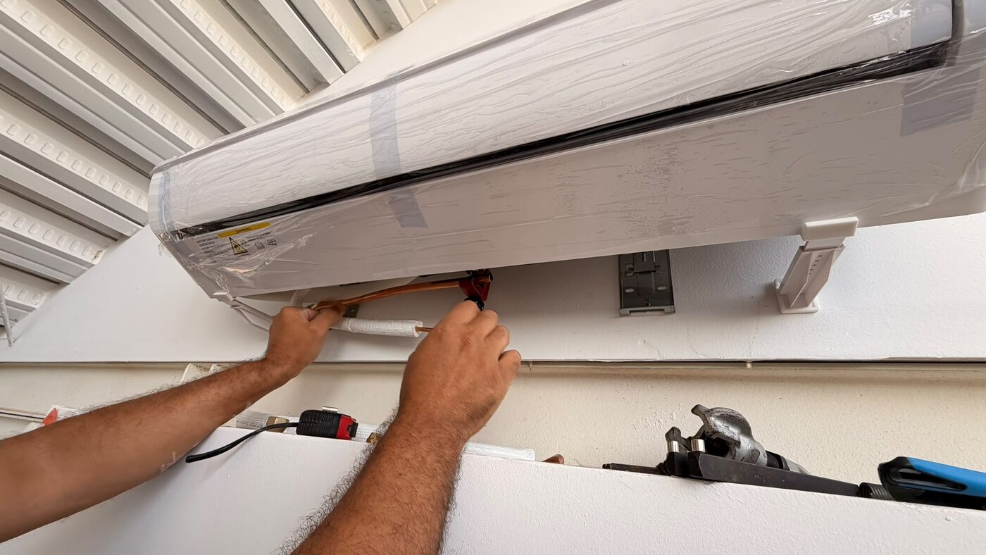 Instalador conectando por detrás con unamano